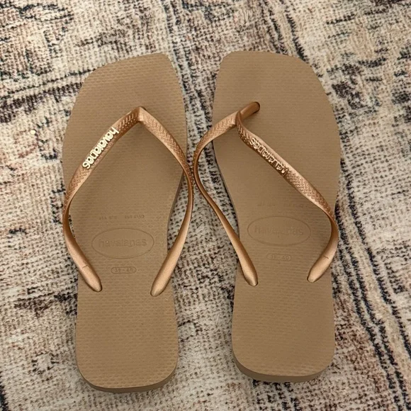 Havaianas Women's Rose Gold Flip Flops - Picture 1 of 3